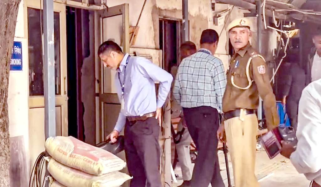 Bomb threat to courts and schools in Delhi